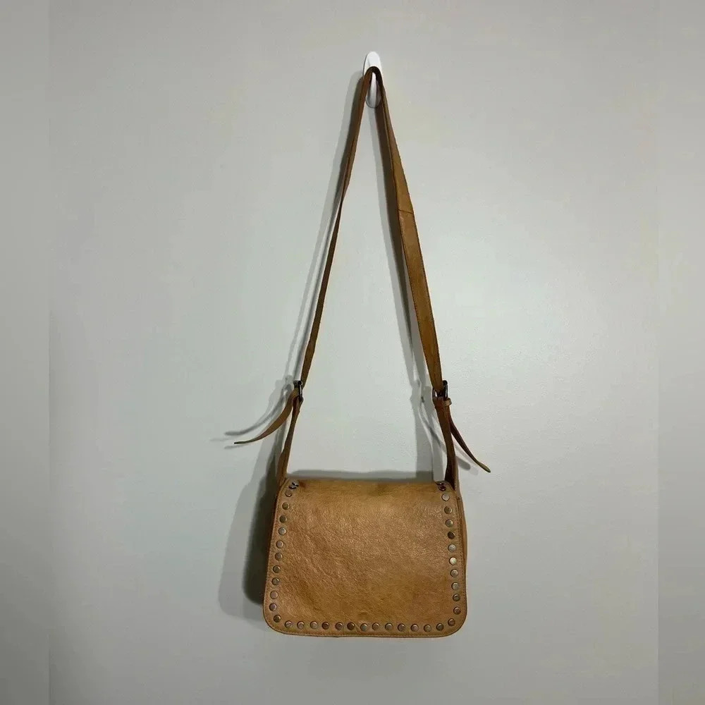 Anthropologie Mo and‎ Co. light brown pebbled leather messenger/Crossbody bag